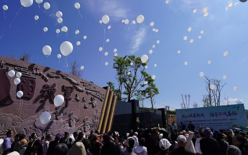 �������廪���ڶ���ڵ���̬��ɫ����