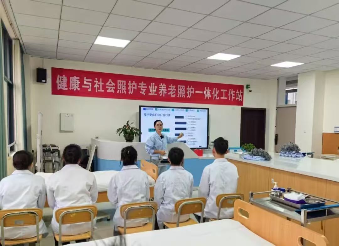 ����һ��ѧУ�ɹ�����������ѵ����