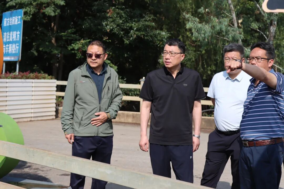 ��ί��Ҫ�쵼����С����ũ�幫·����